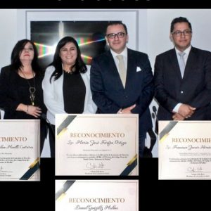 Directivos de Lex Pro Humanitas reciben reconocimiento por iniciativa en contra de delitos sexuales en Puebla. Directivos de Lex Pro Humanitas reciben reconocimiento por iniciativa en contra de delitos sexuales en Puebla.